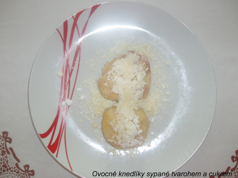 Ovocné knedlíky sypané tvarohem a cukrem